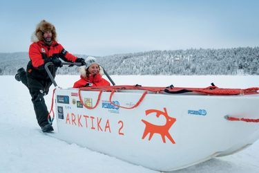 Ségolène Royal avec Gilles Elkaim. Le traîneau d'Arktika 2 est conçu pour flotter sur les eaux.