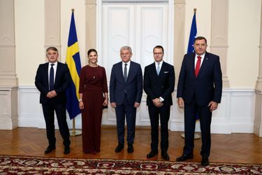 La princesse Victoria et le prince Daniel de Suède avec les trois représentants du conseil présidentiel en Bosnie-Herzégovine, le 6 novembre 2019