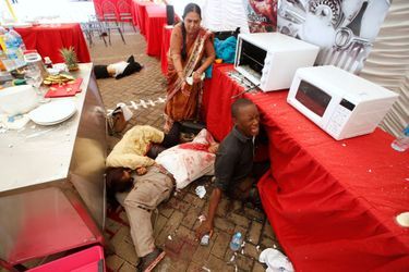 Au milieu des boutiques, la mort  - Kenya