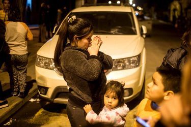 Une femme et sa fille dans les rues de Santiago après le tremblement de terre. 