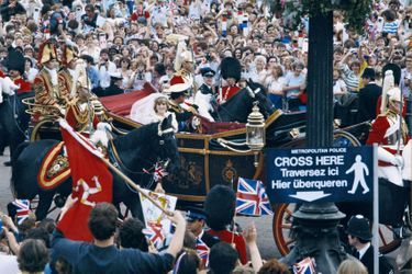 Legrand mariage le Prince Charles et Lady Diana Dossier officiel famille profil 