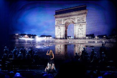 Céline Dion chante «L&#039;Hymne à l’amour» aux American Music Awards 2015 le 22 novembre, à Los Angeles
