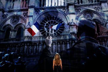 Céline Dion chante «L&#039;Hymne à l’amour» aux American Music Awards 2015 le 22 novembre, à Los Angeles