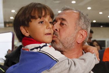 Osama Abdul Mohsen et son fils Zaid à leur arrivée en Espagne.