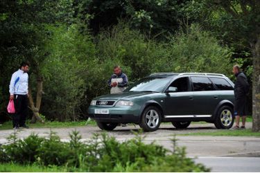Aux abords du camp de réfugiés de Grande-Synthe (Nord), une voiture immatriculée en Grande-Bretagne appartenant à des passeurs démarre sous la surveillance de trois complices présumés, le 4 septembre.