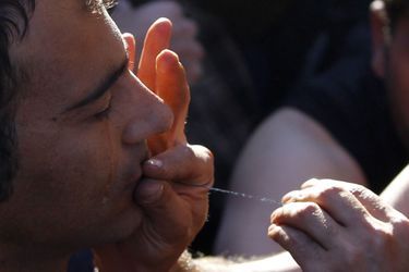 Lèvres cousues, des migrants dénoncent leur situation à la frontière macédonienne