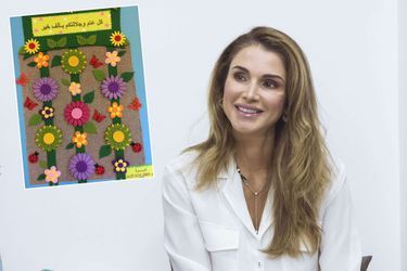 La reine Rania de Jordanie le 22 août 2017. En vignette, la carte des enfants de SOS Village pour son 47e anniversaire