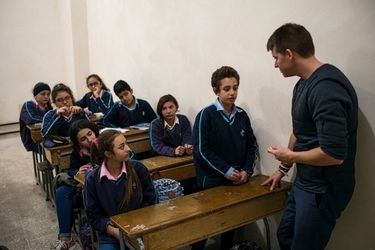 Pierre Le Corf, un travailleur humanitaire français, dispense un soutien psychologique à des élèves.