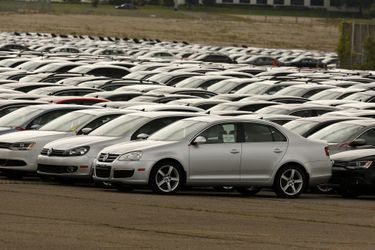 Stockées sur un parking de Pontiac, dans le Michigan, des dizaines de voitures que Volkswagen a été contraint de racheter à ses clients trompés.
