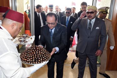 Le président français à sa descente d&#039;avion a reçu les honneurs militaires et l&#039;offrande traditionnelle, des dattes et du lait, au côté du roi Mohammed VI.
