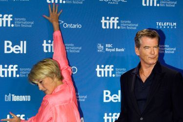 Pierce Brosnan et Emma Thompson complices à Toronto - Tapis rouge