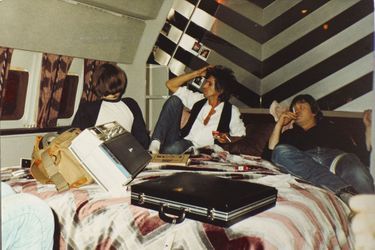 Une époque « planante ». Keith Richards, son fils, Marlon, et Bobby Keys (à dr.), le saxophoniste des Stones, dans la chambre d’un jet privé.