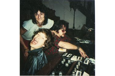 Mick, Ron et le batteur Jim Keltner, dans le salon de la villa des Wood, à Mandeville Canyon, Los Angeles.
