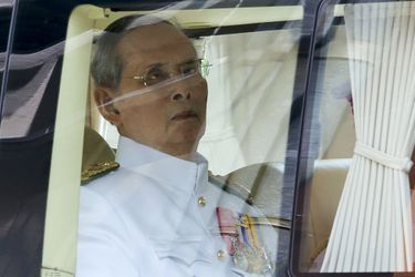  Le roi de Thaïlande Bhumibol Adulyadej quittant l’hôpital de Bangkok le 5 mai 2015