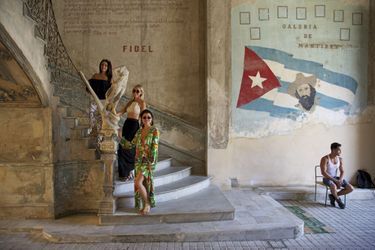 Dans l’escalier menant à  La Guarida, un des lieux incontournables de la scène branchée cubaine, trois Américaines posent au même endroit que Rihanna, photographiée pour la couverture de « Vanity Fair »,  en novembre 2015. 