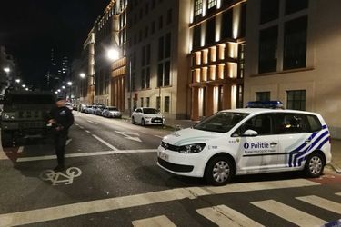 Une voiture de police non loin de l&#039;attaque de vendredi soir, à Bruxelles. 