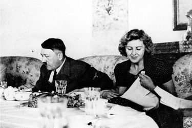 Eva Braun et Adolf Hitler pendant un dîner. 