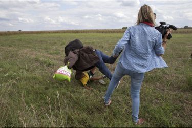 Petra Laszlo a fait un croc-en-jambe sur un père réfugié et son fils. 