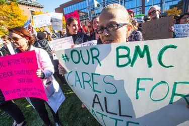 Des manifestants ont protesté lors de la visite de Melania Trump au Boston Medical Center, le 6 novembre 2019.