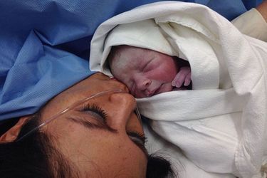 Mercedes Casanella et son bébé après l&#039;accouchement. 