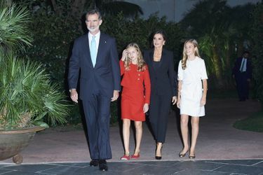 Le roi Felipe VI et la reine Letizia avec les princesses Leonor et Sofia à Barcelone, le 4 novembre 2019