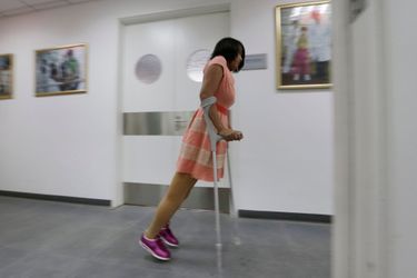 Qian Hongyan et ses jambes d'adulte, en septembre 2013