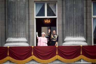 La reine Elizabeth II et le prince Philip au balcon de Buckingham Palace, le 15 juin 1977, à l&#039;occasion du Jubilé d&#039;argent.