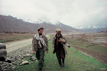 Le 9 septembre 2001, le commandant Massoud était abattu par deux hommes déguisés en journalistes. C’était il y a douze ans jour pour jour. Le grand photographe français d’origine iranienne, Reza, prépare un livre numérique sur celui qui a combattu les Soviétiques avant de s’opposer aux talibans, sur le chef de guerre qui n’a connu que le fracas des batailles mais n’a jamais cessé de rêver à la paix, sur l’homme «simple et chaleureux» qui a été son ami pendant seize ans. Pour financer ce beau projet intitulé « Massoud, guerrier de la paix », Reza lance une opération de collecte de fonds en ligne du 9 septembre au 23 octobre 2013 sur la plateforme de financement participatif KissKissBankBank.com . Voici quelques-unes des images qui y figureront.La présentation du projet sur Kisskissbankbank: www.kisskissbankbank.com/massoud-guerrier-de-la-paix-par-reza<br />
Le site de Reza: www.rezaphoto.org<br />
Ci-dessus: le commandant Massoud et celui qui est devenu son ami, le photographe, Reza. 