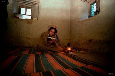 Le 9 septembre 2001, le commandant Massoud était abattu par deux hommes déguisés en journalistes. C’était il y a douze ans jour pour jour. Le grand photographe français d’origine iranienne, Reza, prépare un livre numérique sur celui qui a combattu les Soviétiques avant de s’opposer aux talibans, sur le chef de guerre qui n’a connu que le fracas des batailles mais n’a jamais cessé de rêver à la paix, sur l’homme «simple et chaleureux» qui a été son ami pendant seize ans. Pour financer ce beau projet intitulé « Massoud, guerrier de la paix », Reza lance une opération de collecte de fonds en ligne du 9 septembre au 23 octobre 2013 sur la plateforme de financement participatif KissKissBankBank.com . Voici quelques-unes des images qui y figureront.La présentation du projet sur Kisskissbankbank: www.kisskissbankbank.com/massoud-guerrier-de-la-paix-par-reza<br />
Le site de Reza: www.rezaphoto.org<br />
