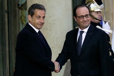 Nicolas Sarkozy et François Hollande dans la course présidentielle. Ici, sur le perron de l'Elysée, le 8 janvier.