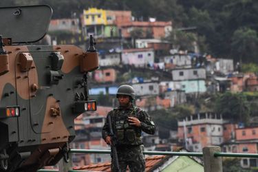 Un militaire à Rio de Janeiro samedi. 