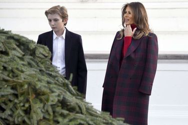 Barron et Melania Trump ont reçu le sapin de Noël de la Maison Blanche, le 20 novembre 2017.