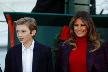 Barron et Melania Trump ont reçu le sapin de Noël de la Maison Blanche, le 20 novembre 2017.