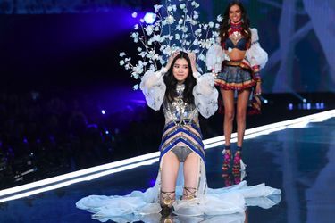 Ming Xi chute sur le podium du Victoria's Secret Fashion Show