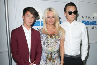 Pamela Anderson est apparue radieuse entourée de ses fils, samedi soir en Californie.
