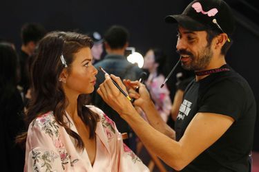 Georgia Fowler en coulisses du défilé Victoria's Secret à Shanghai