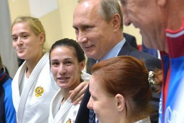 Le président russe Vladimir Poutine rend visite aux athlètes d'un centre sportif de Sotchi en novembre 2015.