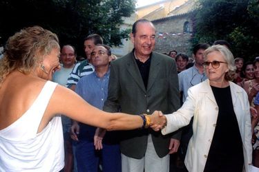 Jacques Chirac prend un bain de foule en compagnie de son épouse Bernadette, près du Fort de Brégançon.