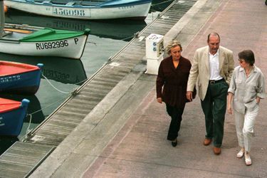 Bernadette, Jacques et Claude Chirac pris en photo à La Réunion, lors du mois d'août 1997.