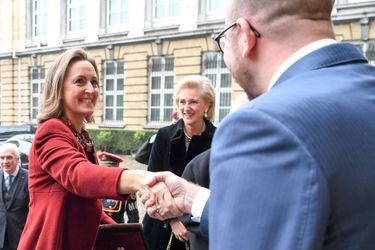 Les princesses Claire et Astrid de Belgique avec le Premier ministre belge Charles Michel à Bruxelles, le 15 novembre 2017