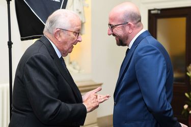L&#039;ancien roi des Belges Albert II avec le Premier ministre belge Charles Michel à Bruxelles, le 15 novembre 2017