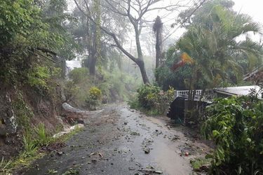 Une route de La Dominique après le passage d&#039;Erika. 