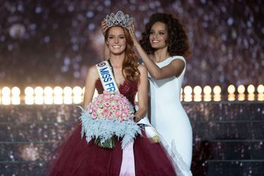 Maëva Coucke (couronnée par Alicia Aylies) est sacrée Miss France 2018 à Châteauroux le 16 décembre 2017