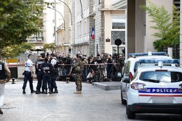 La police et des journaliste à Levallois mercredi, où des militaires se sont fait renverser plus tôt dans la journée. 