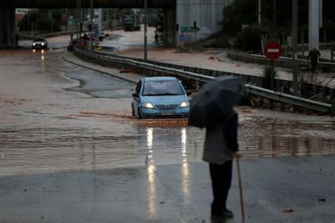 Des pluies torrentielles ont provoqué un torrent de boue sur Athènes et sa banlieue, le 15 novembre 2017