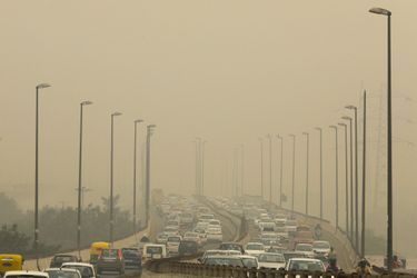 New Delhi s&#039;est réveillée dimanche dans un brouillard de pollution particulièrement dense.