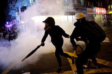 Ce week-end à Hong Kong, des milliers de manifestants pro-démocratie sont descendus dans les rues pour une nouvelle marche non autorisée, la contestation ne montrant aucun signe de recul après quasiment cinq mois et malgré un nouvel avertissement de Pékin.