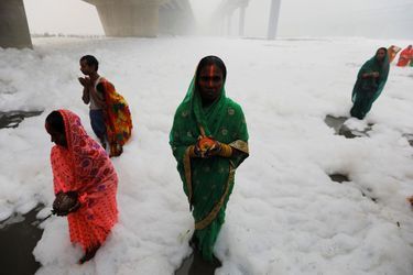 Des femmes se rendent dans la rivière Yamuna, à Delhi, polluée par des solvants.