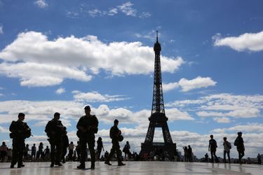 Des soldats devant la Tour Eiffel (image d&#039;illustration). 