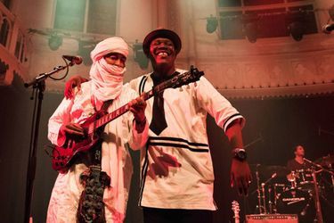 Le chanteur Sanou du groupe Terakaft se produit en duo avec Mahmoudou Kelly du &quot;Ali Farka Touré Band&quot; à Marseille le 17 juillet 2017 